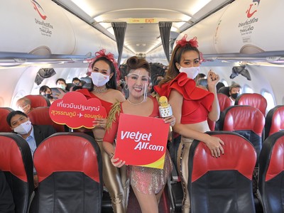 Ca sỹ nổi tiếng Thái Lan Ying Lee biểu diễn khai trương đường bay mới của Thai Vietjet.