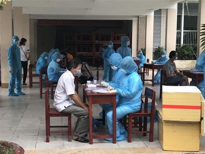 Công tác lấy mẫu xét nghiệm được thực hiện an toàn, cẩn trọng, đảm bảo không để xảy ra sai sót. (Ảnh: TTXVN phát)