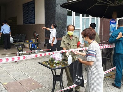 Người nhà đến gửi thực phẩm vào bên trong đều được khử khuẩn tay trước khi ra về.