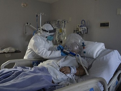 Nhân viên y tế chăm sóc một bệnh nhân nhiễm nCoV tại một bệnh viện ở thành phố Houston, bang Texas, Mỹ, ngày 28/7. Ảnh: AFP.