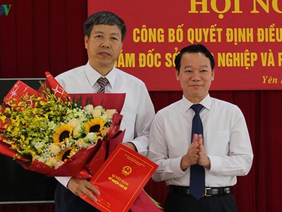 Chủ tịch UBND tỉnh Yên Bái ông Đỗ Đức Duy (bên phải) trao Quyết định và tặng hoa chúc mừng ông Đinh Đăng Luận.