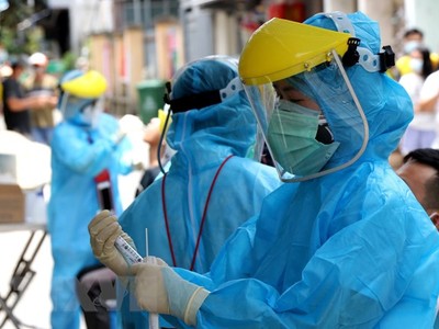 Các y, bác sỹ, đi đến từng khu phố để lấy mẫu xét nghiệm. (Ảnh: Quốc Dũng/TTXVN).