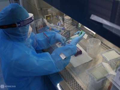 Kỹ thuật viên trung tâm kiểm soát bệnh tật tỉnh Nghệ An trong lần thực hiện xét nghiệm nCoV.