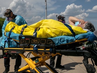 Nhân viên y tế di chuyển cụ bà có triệu chứng nhiễm Covid-19 khỏi viện dưỡng lão ở bang Texas, Mỹ, hôm 3/8. Ảnh: AFP.