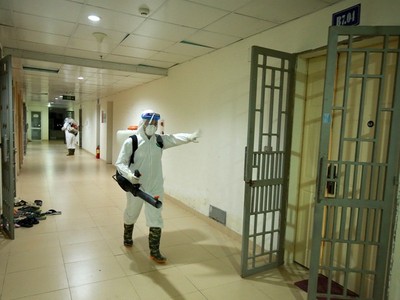 Lực lượng phản ứng nhanh tiến hành khử khuẩn tại các tầng thuộc tòa nhà. (Ảnh: HTV).