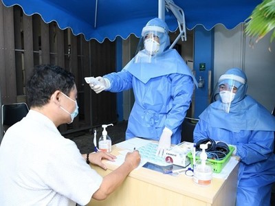 Khám sàng lọc cho người dân đến khám bệnh tại Bệnh viện Đại học Y dược Thành phố Hồ Chí Minh. (Ảnh: Đinh Hằng/TTXVN).