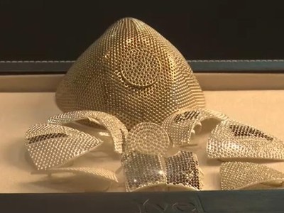 Hé lộ thông tin chủ nhân chiếc khẩu trang làm bằng vàng và kim cương trị giá 1,5 triệu USD đắt nhất thế giới