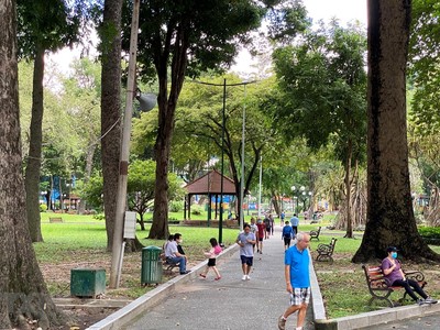 Tại những khu vực không có rào chắn trong công viên Tao Đàn, người dân vẫn tập trung thành từng nhóm nhỏ để tập thể thao, không ít người vi phạm quy định về đeo khẩu trang và giữ khoảng cách an toàn. (Ảnh: Hồng Giang/TTXVN).