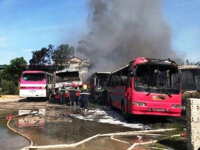 Thanh Hóa: Cháy 6 xe khách tại bãi giữ xe tự phát trong nhà dân