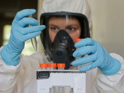 Một nhà khoa học làm việc trong phòng thí nghiệm vaccine Covid-19 ở Moskva, Nga, hôm 6/8. Ảnh: Reuters.