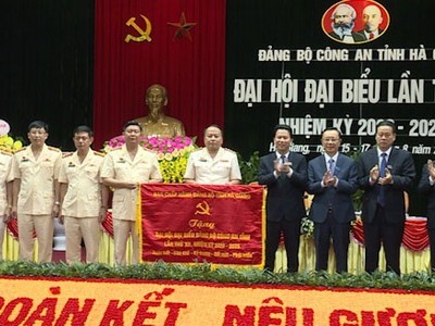 Bức trướng do Ban Chấp hành Đảng bộ Công an tỉnh Hà Giang tặng.