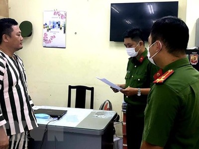 Cơ quan Cảnh sát điều tra Công an Thành phố Hồ Chí Minh tống đạt các quyết định khởi tố và lệnh bắt tạm giam đối với Ngô Minh Danh. (Nguồn: TTXVN).