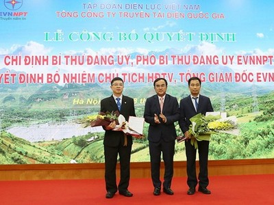 Ông Dương Quang Thành - Bí thư Đảng ủy, Chủ tịch HĐTV EVN Dương Quang Thành trao các quyết định cho ông Nguyễn Tuấn Tùng-bên phải và ông Phạm Lê Phú-bên trái.