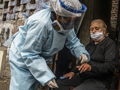 Nhân viên Bộ Y tế Peru kiểm tra và xét nghiệm Covid-19 cho một phụ nữ ở thủ đô Lima hôm 20/8. Ảnh: AFP.