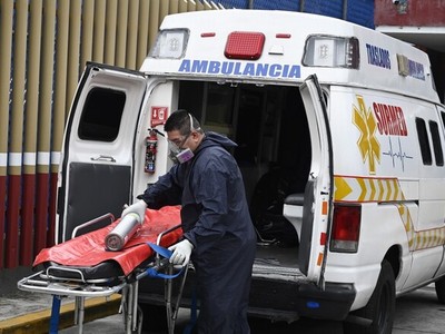 Nhân viên y tế chuẩn bị di chuyển người nhiễm nCoV ở Mexico hôm 20/8. Ảnh: AFP.