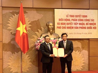 Chủ nhiệm Văn phòng Quốc hội, Tổng thư ký Quốc hội Nguyễn Hạnh Phúc trao nghị quyết bổ nhiệm cho tân Phó Chủ nhiệm Văn phòng Quốc hội Trần Sỹ Thanh.