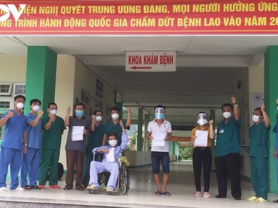 Bệnh nhân 582 ngồi xe lăn cùng 3 bệnh nhân khác bày tỏ niềm vui chiến thắng Covid-19 cùng các bác sĩ.