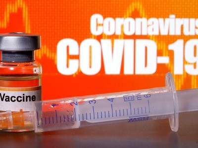 Một ống tiêm và lọ dán nhãn vaccine dành cho Covid-19 trong hình ảnh minh hoạ được chụp hôm 10/4. Ảnh: Reuters.