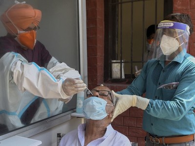Nhân viên y tế lấy mẫu xét nghiệm từ người dân ở thành phố Amritsar, Ấn Độ, hôm 24/8. Ảnh: AFP.
