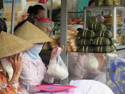 Theo công lệnh của UBND thành phố Hải Dương, từ 25/8, nhiều mặt hàng không thiết yếu bị cấm bán tại chợ...