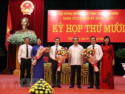 Bí thư Tỉnh ủy Tuyên Quang Chẩu Văn Lâm (thứ 4 trái sang) và lãnh đạo Hội đồng Nhân dân tỉnh Tuyên Quang tặng hoa chúc mừng Chủ tịch và hai Phó Chủ tịch Ủy ban Nhân dân tỉnh Tuyên Quang. (Ảnh Quang Đán/TTXVN).