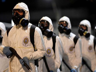 Binh sĩ Brazil chuẩn bị phun khử khuẩn ở bang Minas Gerais hôm 18/8. Ảnh: AFP.