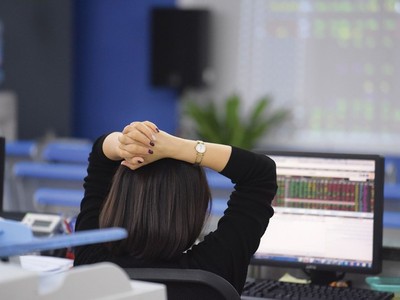 Cẩn trọng với sóng thoái vốn