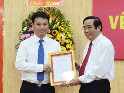 Đồng chí Nguyễn Thanh Bình trao quyết định và chúc mừng đồng chí Đặng Ngọc Huy.