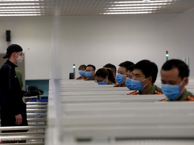 Người nước ngoài làm thủ tục nhập cảnh vào cửa khẩu sân bay Nội Bài hồi tháng 3/2020. 