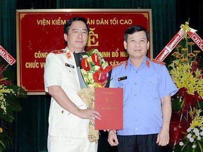 Ông Lê Minh Trí trao quyết định và chúc mừng ông Mai Văn Linh.