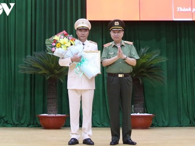 Đại tướng Tô Lâm thừa ủy quyền Chủ tịch nước trao quyết định và tặng hoa chúc mừng Thiếu tướng Cao Đăng Hưng.