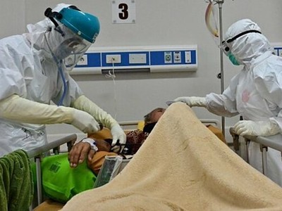 Y tá chăm sóc cho bệnh nhân Covid-19 tại Tây Java, Indonesia ngày 3/9. Ảnh: AFP.