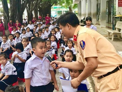 100% học sinh, sinh viên các bậc học sẽ được giáo dục pháp luật về an toàn giao thông (ảnh minh họa).