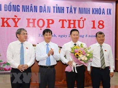 Ông Nguyễn Thanh Ngọc (người cầm hoa) được bầu giữ chức Chủ tịch UBND tỉnh Tây Ninh, nhiệm kỳ 2016-2020. (Ảnh: Lê Đức Hoảnh/TTXVN).