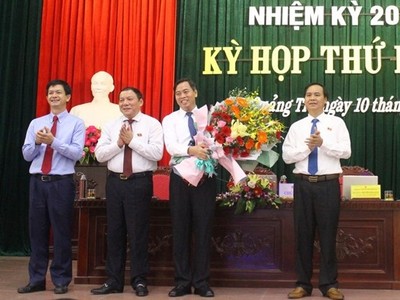 Lãnh đạo tỉnh Quảng Trị tặng hoa chúc mừng ông Nguyễn Đăng Quang được bầu giữ chức Chủ tịch HĐND tỉnh Quảng Trị. 