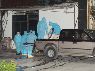 Phun khử khuẩn khu vực xung quanh quán Thế giới bò tươi trong đêm 13/8. (Ảnh: Mạnh Minh/TTXVN).