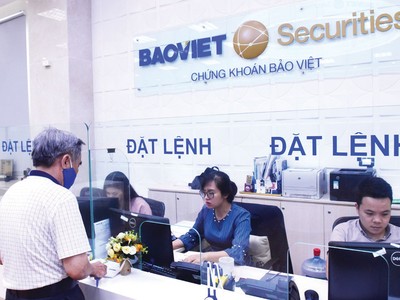 Giao dịch chứng khoán tuần qua: VN-Index “trượt chân” tại ngưỡng kháng cự