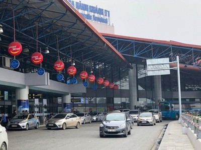 Sẽ thu tiền xe vào sân bay nếu quá 10 phút, phí tăng dần theo block thời gian (ảnh: VOV).