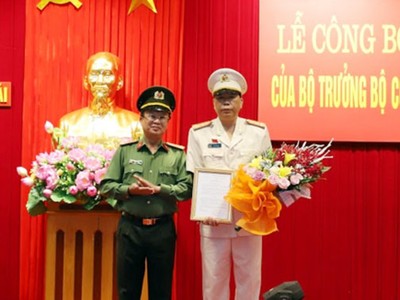 Đại tá Nguyễn Văn Phương, Phó Cục trưởng Cục Tổ chức cán bộ, Bộ Công an trao quyết định điều động, bổ nhiệm Đại tá Đặng Xuân Quỳnh giữ chức Phó Giám đốc Công an tỉnh Yên Bái.