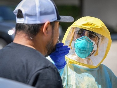 Nhân viên y tế tại hạt Fresno, bang California, Mỹ, lấy mẫu xét nghiệm nCoV cho một người dân ngày 8/8. Ảnh: Reuters.
