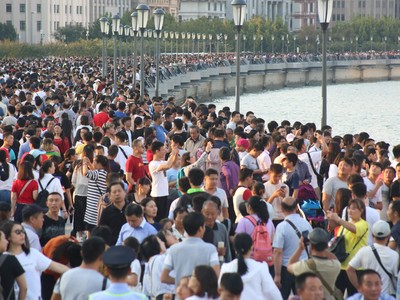 Người dân Trung Quốc tụ tập tại một điểm du lịch ở Thượng Hải năm 2018 (Ảnh: Reuters).