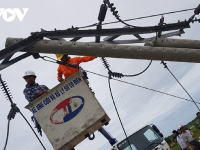 Ngành điện tập trung khắc trụ điện gãy đổ do bão số 5.