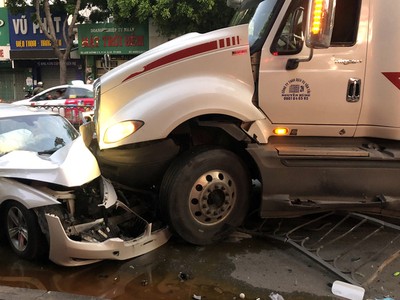 Đầu ôtô BMW biến dạng sau khi bị xe container đâm. 