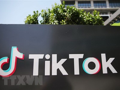 Biểu tượng TikTok bên ngoài văn phòng tại thành phố Culver, bang California, Mỹ. (Ảnh: AFP/TTXVN).