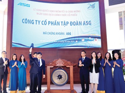 Ông Dương Đức Tính, Chủ tịch HĐQT ASG đánh cồng khai trương phiên giao dịch đầu tiên trên HOSE.