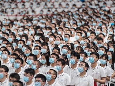 Sinh viên năm nhất đeo khẩu trang trong lễ khai giảng tại Đại học Vũ Hán ở Vũ Hán, tỉnh Hồ Bắc, Trung Quốc hôm 26/9. Ảnh: AFP.