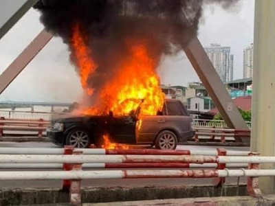 Xe Range Rover cháy ngùn ngụt trên cầu Chương Dương, Hà Nội