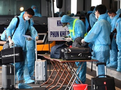 Người dân làm thủ tục nhập cảnh tại sân bay quốc tế Vân Đồn. (Ảnh: TTXVN).