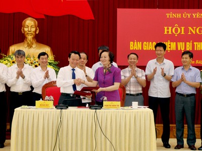 Đồng chí Phạm Thị Thanh Trà và đồng chí Đỗ Đức Duy ký biên bản bàn giao chức vụ Bí thư Tỉnh ủy Yên Bái.