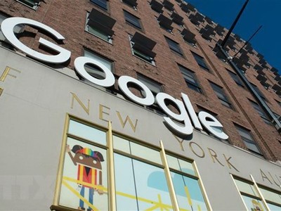 Biểu tượng của Google tại một tòa nhà ở New York, Mỹ. (Ảnh: AFP/TTXVN).
